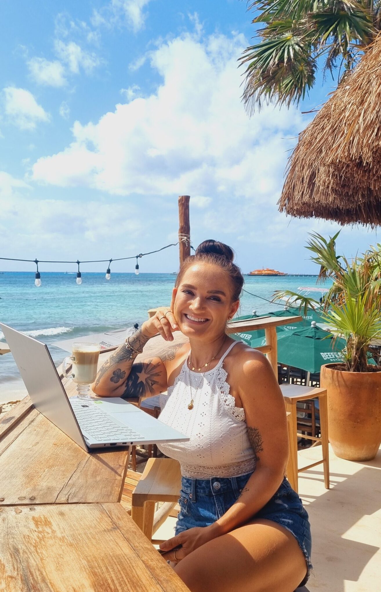 Andrea Hübner – Social Media Managerin amit Laptop bei der Contentplanung für Instagram und YouTube